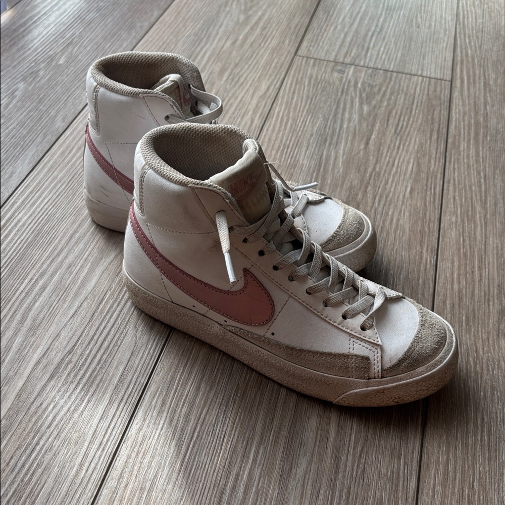 Nike Kids Sneakers in White and Pink